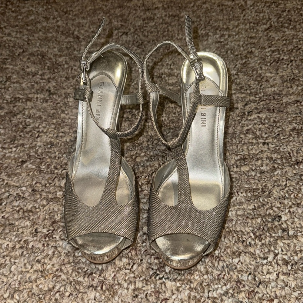Gianni Bini silver heels 8.5 W